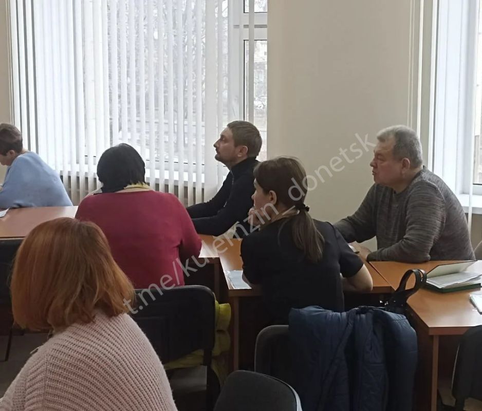 Администрация городского округа Донецк совместно с представителями Министерства труда и социальной защиты ДНР продолжают серию семинаров и встреч с работодателями, на которых разъясняют меры социальной поддержки для... Администрация городского округа Донецк совместно с представителями Министерства труда и социальной защиты ДНР продолжают серию семинаров и встреч с работодателями, на которых разъясняют меры социальной поддержки для...