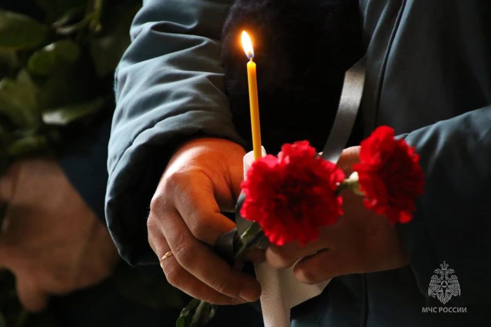 Ликвидировал сотни пожаров и погиб при исполнении: в Ясиноватой простились со спасателем Вадимом Алехиным Ликвидировал сотни пожаров и погиб при исполнении: в Ясиноватой простились со спасателем Вадимом Алехиным