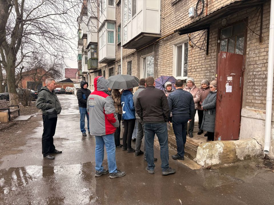 Александр Пеняев: Встреча с жителями дома № 2б по улице Коммунальной стала площадкой не только для обсуждения проблем, но и для решения вопросов на перспективу Александр Пеняев: Встреча с жителями дома № 2б по улице Коммунальной стала площадкой не только для обсуждения проблем, но и для решения вопросов на перспективу
