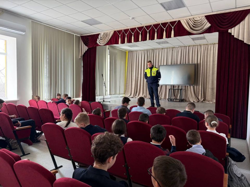 В Ялтинской школе №2 прошло важное мероприятие, направленное на профилактику детского дорожно-транспортного травматизма В Ялтинской школе №2 прошло важное мероприятие, направленное на профилактику детского дорожно-транспортного травматизма