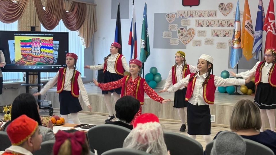 В ЕДИНСТВЕ НАША СИЛА!. Второй тур «Фестиваля Единства народов» объединил самых юных жителей Урзуфа Актовый зал Урзуфской школы вновь превратился в яркую площадку дружбы и культурного многообразия В ЕДИНСТВЕ НАША СИЛА!. Второй тур «Фестиваля Единства народов» объединил самых юных жителей Урзуфа Актовый зал Урзуфской школы вновь превратился в яркую площадку дружбы и культурного многообразия