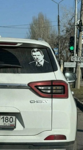 Портрет Бати на авто заметили в центре Донецка