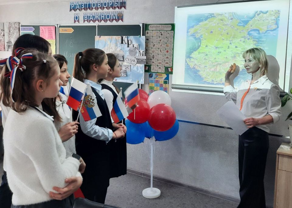 В преддверии значимой даты 18 марта – Дня воссоединения Крыма с Россией, в ГБОУ "Гимназия г.о. Торез" советник директора по воспитанию Парфенова А.В. совместно с классным руководителем Федоровой И.А. и учащимися 6-Б класса... В преддверии значимой даты 18 марта – Дня воссоединения Крыма с Россией, в ГБОУ "Гимназия г.о. Торез" советник директора по воспитанию Парфенова А.В. совместно с классным руководителем Федоровой И.А. и учащимися 6-Б класса...