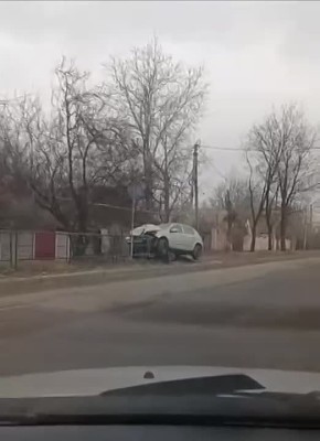 Не справился с управлением и влетел в забор водитель в Петровском районе Донецка