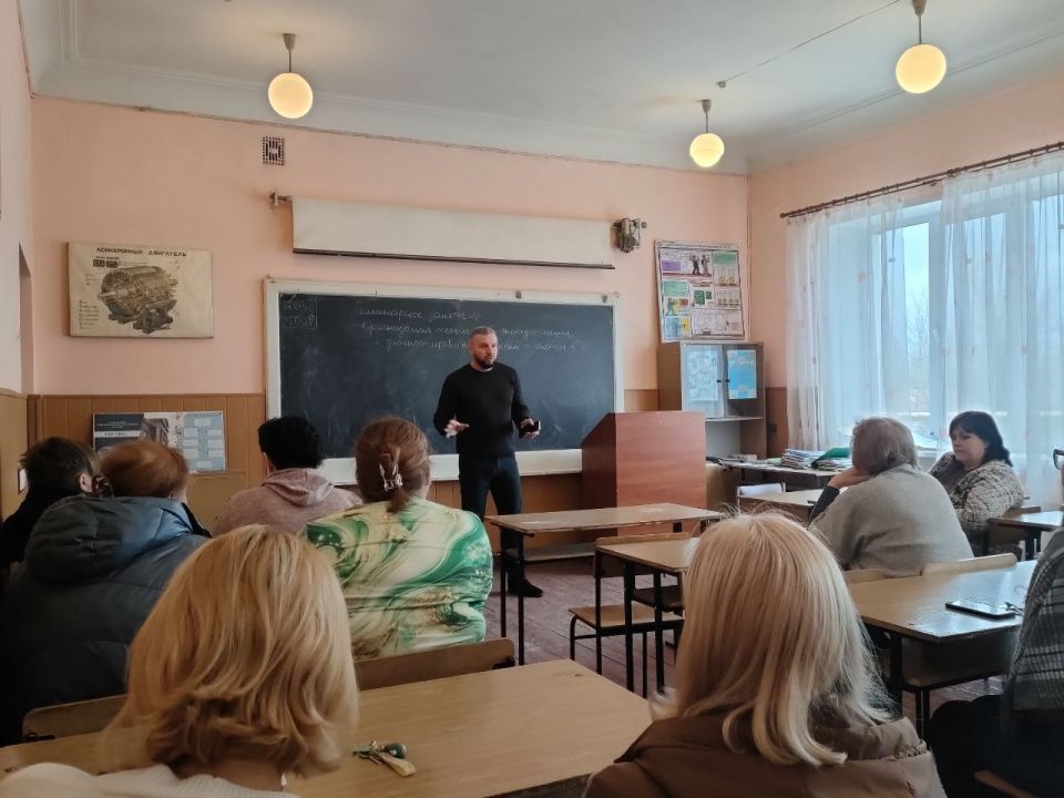 Сегодня, 17 марта, спикер-активист Алексей Боршош провел встречу с трудовым коллективом Государственного бюджетного профессионального образовательного учреждения «Макеевский транспортно-технологический колледж» Сегодня, 17 марта, спикер-активист Алексей Боршош провел встречу с трудовым коллективом Государственного бюджетного профессионального образовательного учреждения «Макеевский транспортно-технологический колледж»