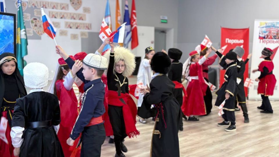В ЕДИНСТВЕ НАША СИЛА!. Второй тур «Фестиваля Единства народов» объединил самых юных жителей Урзуфа Актовый зал Урзуфской школы вновь превратился в яркую площадку дружбы и культурного многообразия В ЕДИНСТВЕ НАША СИЛА!. Второй тур «Фестиваля Единства народов» объединил самых юных жителей Урзуфа Актовый зал Урзуфской школы вновь превратился в яркую площадку дружбы и культурного многообразия