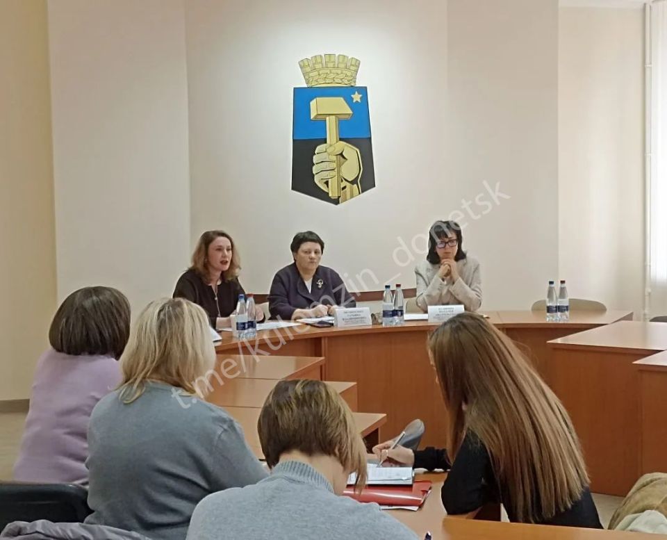 Администрация городского округа Донецк совместно с представителями Министерства труда и социальной защиты ДНР продолжают серию семинаров и встреч с работодателями, на которых разъясняют меры социальной поддержки для... Администрация городского округа Донецк совместно с представителями Министерства труда и социальной защиты ДНР продолжают серию семинаров и встреч с работодателями, на которых разъясняют меры социальной поддержки для...