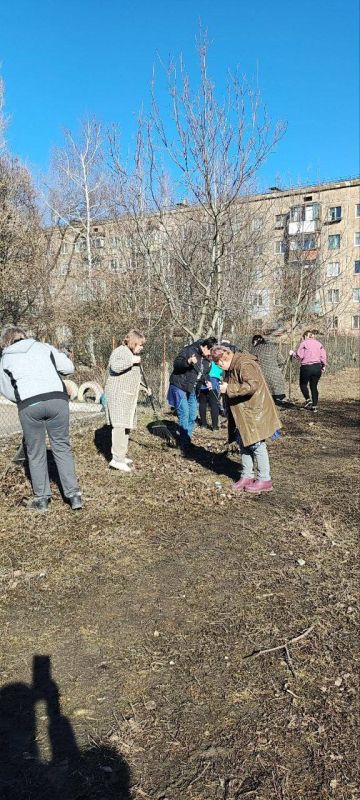 В Центрально-Городском внутригородском районе Макеевки продолжаются мероприятия по благоустройству района " Чистый четверг" в рамках партийного проекта «Городская среда» В Центрально-Городском внутригородском районе Макеевки продолжаются мероприятия по благоустройству района " Чистый четверг" в рамках партийного проекта «Городская среда»