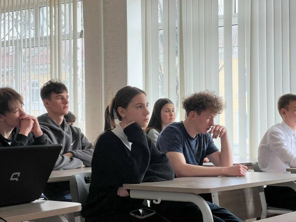На одном языке. Вчера в рамках проекта ГосСтарт.Диалог при поддержке отдела молодежной политики Администрации городского округа Харцызск Председатель Молодежного Парламента Сергей Журавлев встретился с местными школьниками На одном языке. Вчера в рамках проекта ГосСтарт.Диалог при поддержке отдела молодежной политики Администрации городского округа Харцызск Председатель Молодежного Парламента Сергей Журавлев встретился с местными школьниками