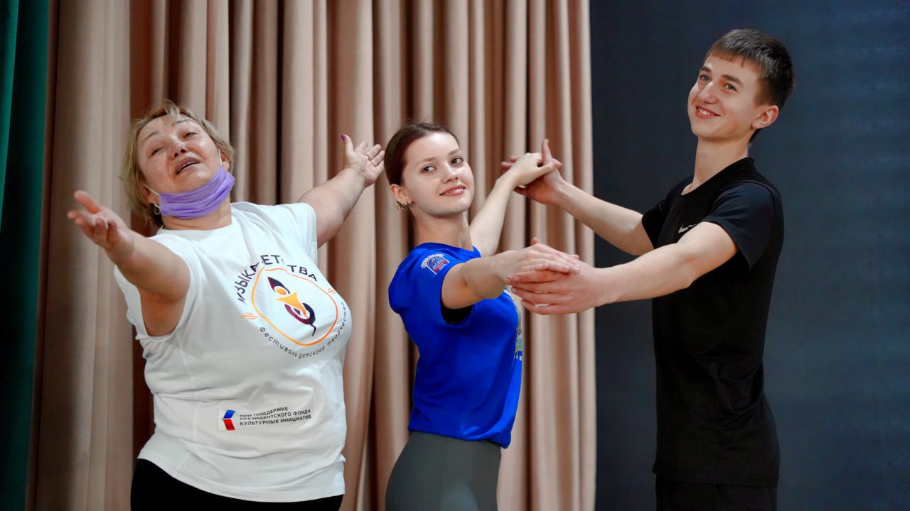 Мастерство в деталях: в Тельмановском Доме культуры прошло модульное занятие проекта «Сцена и роли» Мастерство в деталях: в Тельмановском Доме культуры прошло модульное занятие проекта «Сцена и роли»