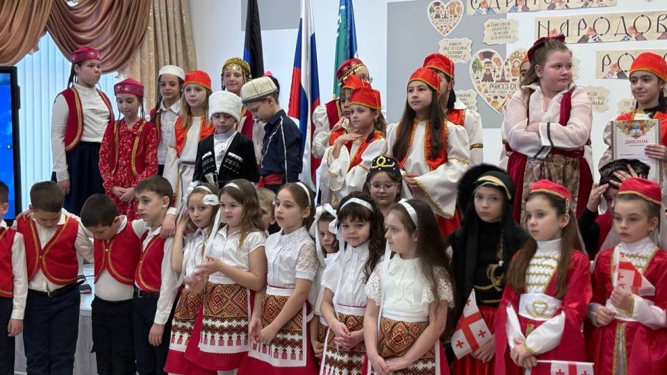 В ЕДИНСТВЕ НАША СИЛА!. Второй тур «Фестиваля Единства народов» объединил самых юных жителей Урзуфа Актовый зал Урзуфской школы вновь превратился в яркую площадку дружбы и культурного многообразия В ЕДИНСТВЕ НАША СИЛА!. Второй тур «Фестиваля Единства народов» объединил самых юных жителей Урзуфа Актовый зал Урзуфской школы вновь превратился в яркую площадку дружбы и культурного многообразия