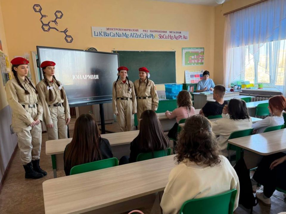Я-ЮНАРМИЯ. Юнармейцы отряда ВПК «Пламя» штаба местного отделения городского округа Харцызска СШ № 4, ученики из 9-А класса Мокровуз Виктория, Столика Дарья, Муляр Анастасия, Уманец Алина провели агитационную встречу «Я —... Я-ЮНАРМИЯ. Юнармейцы отряда ВПК «Пламя» штаба местного отделения городского округа Харцызска СШ № 4, ученики из 9-А класса Мокровуз Виктория, Столика Дарья, Муляр Анастасия, Уманец Алина провели агитационную встречу «Я —...