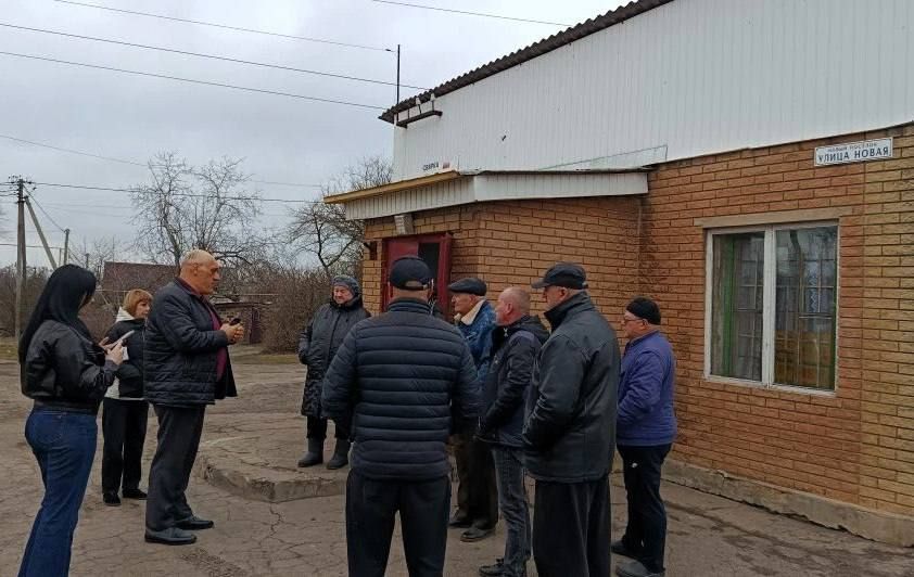 Сегодня, 17 марта, в Советском внутригородском районе депутат Макеевского городского совета первого созыва Олег Венжега провел встречу с жителями Нового поселка возле магазина Сегодня, 17 марта, в Советском внутригородском районе депутат Макеевского городского совета первого созыва Олег Венжега провел встречу с жителями Нового поселка возле магазина
