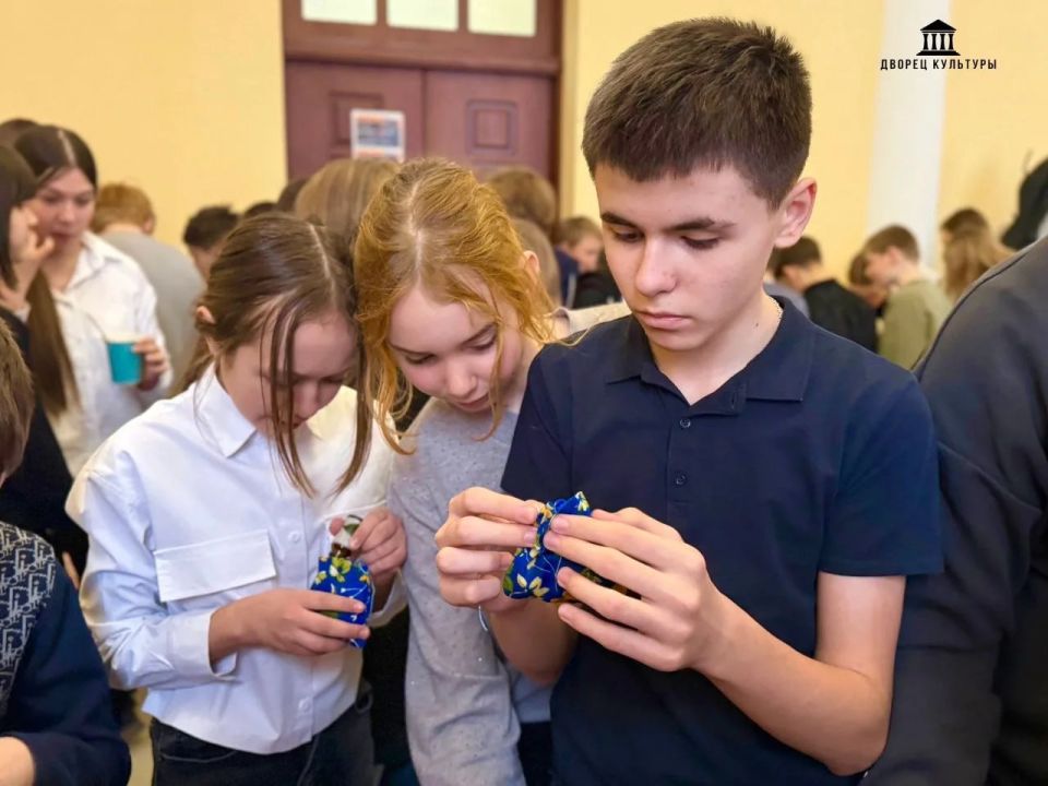 18 марта в Харцызском городском Дворце культуры состоялось тематическое мероприятие, приуроченное к годовщине воссоединения Крыма с Россией 18 марта в Харцызском городском Дворце культуры состоялось тематическое мероприятие, приуроченное к годовщине воссоединения Крыма с Россией