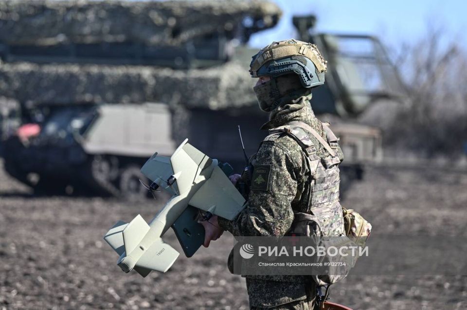 Кадры боевой работы расчёта ЗРК 9K317M «Бук-M3» группировки войск «Центр» на Добропольском направлении Кадры боевой работы расчёта ЗРК 9K317M «Бук-M3» группировки войск «Центр» на Добропольском направлении