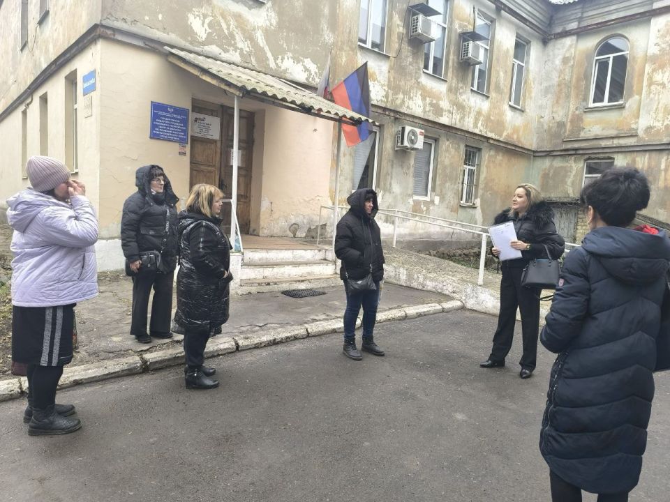 По поручению Главы ДНР Дениса Пушилина под эгидой Единой России проводятся встречи с населением для выявления проблемных вопросов на подведомственной территории По поручению Главы ДНР Дениса Пушилина под эгидой Единой России проводятся встречи с населением для выявления проблемных вопросов на подведомственной территории