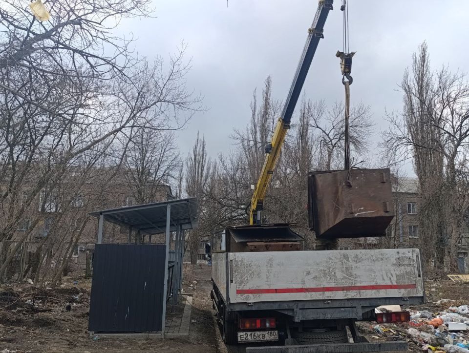 В Ждановке продолжились работы по вывозу старых мусорных баков и благоустройству территорий В Ждановке продолжились работы по вывозу старых мусорных баков и благоустройству территорий
