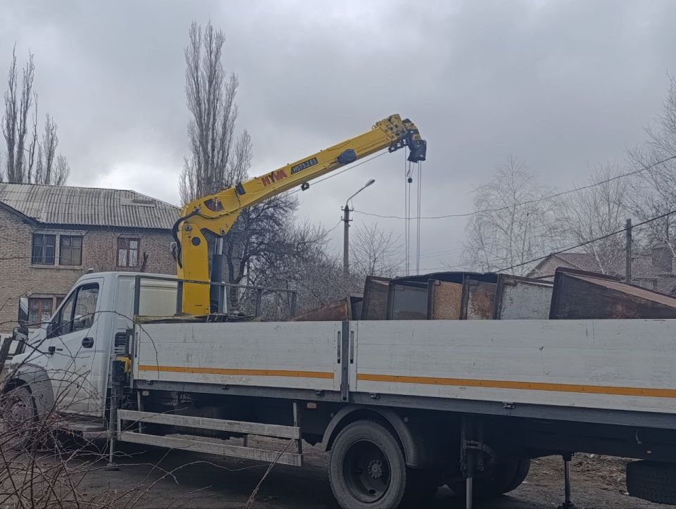 В Ждановке продолжились работы по вывозу старых мусорных баков и благоустройству территорий В Ждановке продолжились работы по вывозу старых мусорных баков и благоустройству территорий
