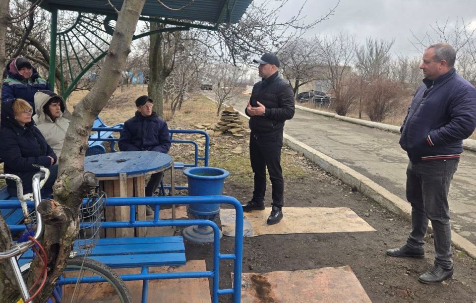 Сегодня, 18 марта, глава муниципального образования городского округа Дебальцево, секретарь МО Всероссийской политической партии «Единая Россия» Сергей Желновач встретился с трудовым коллективом ПК СМВВВ Дебальцевского... Сегодня, 18 марта, глава муниципального образования городского округа Дебальцево, секретарь МО Всероссийской политической партии «Единая Россия» Сергей Желновач встретился с трудовым коллективом ПК СМВВВ Дебальцевского...