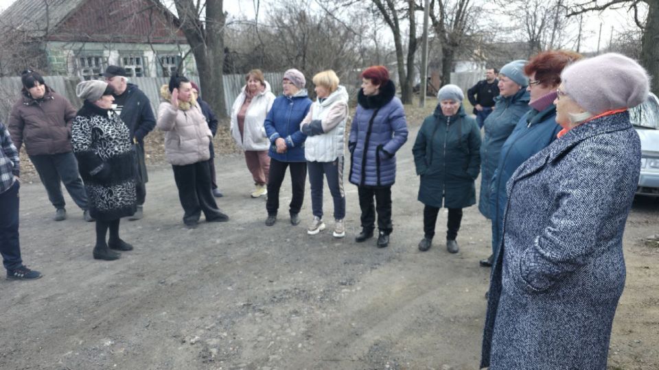 18 марта Глава муниципального образования городской округ Торез Артем Чесноков провел встречу с населением по адресу: пересечение ул. Уральская и ул. Невская 18 марта Глава муниципального образования городской округ Торез Артем Чесноков провел встречу с населением по адресу: пересечение ул. Уральская и ул. Невская