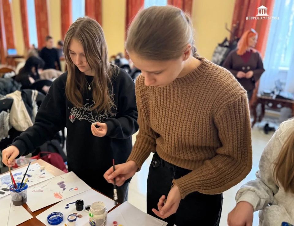 18 марта в Харцызском городском Дворце культуры состоялось тематическое мероприятие, приуроченное к годовщине воссоединения Крыма с Россией 18 марта в Харцызском городском Дворце культуры состоялось тематическое мероприятие, приуроченное к годовщине воссоединения Крыма с Россией
