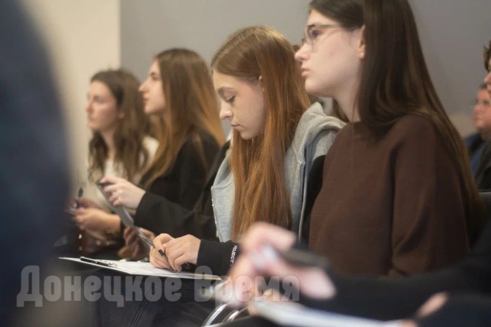 Для укрепления дружбы и единства народов: жители ДНР приняли участие в акции «Россия — семья семей» Для укрепления дружбы и единства народов: жители ДНР приняли участие в акции «Россия — семья семей»
