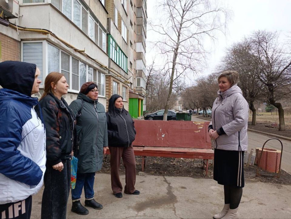 Спикер Елена Пинега провела встречу с населением на подведомственной территории по адресу: г. Макеевка, м-н Зеленый, 7 Спикер Елена Пинега провела встречу с населением на подведомственной территории по адресу: г. Макеевка, м-н Зеленый, 7