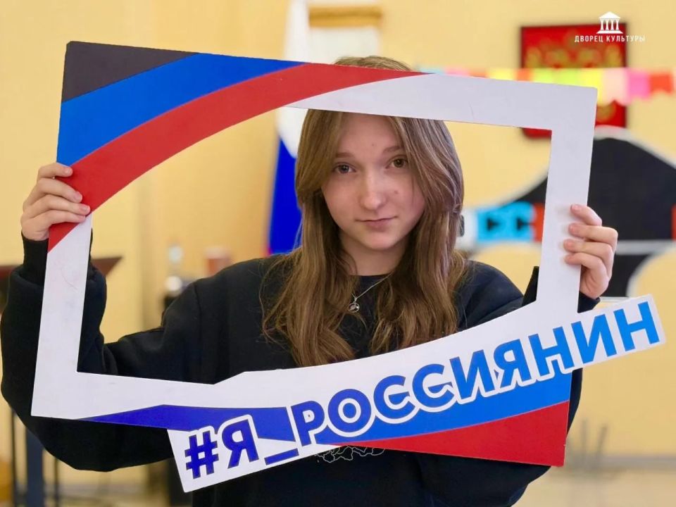 18 марта в Харцызском городском Дворце культуры состоялось тематическое мероприятие, приуроченное к годовщине воссоединения Крыма с Россией 18 марта в Харцызском городском Дворце культуры состоялось тематическое мероприятие, приуроченное к годовщине воссоединения Крыма с Россией