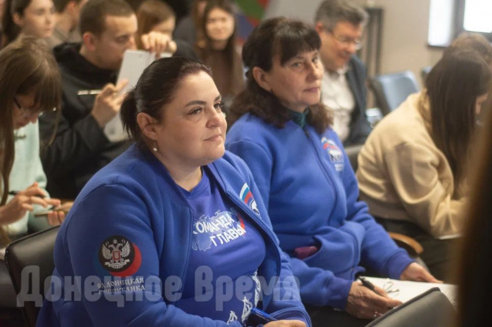 Для укрепления дружбы и единства народов: жители ДНР приняли участие в акции «Россия — семья семей» Для укрепления дружбы и единства народов: жители ДНР приняли участие в акции «Россия — семья семей»