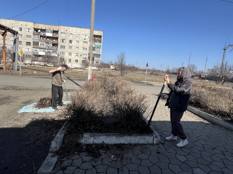 Депутат Дебальцевского городского совета от партии «Единая Россия» Роман Кукса организовал инициативу по благоустройству микрорайона Восточный Депутат Дебальцевского городского совета от партии «Единая Россия» Роман Кукса организовал инициативу по благоустройству микрорайона Восточный