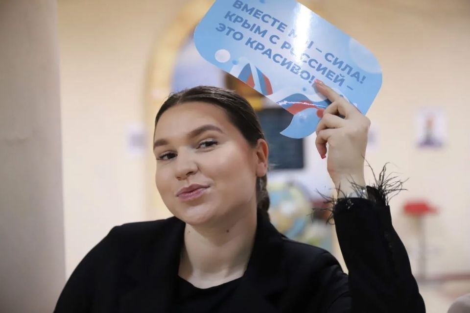 18 марта в образовательных учреждениях ДНР прошли мероприятия, приуроченные ко Дню воссоединения Крыма с Россией 18 марта в образовательных учреждениях ДНР прошли мероприятия, приуроченные ко Дню воссоединения Крыма с Россией