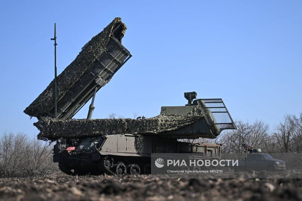 Кадры боевой работы расчёта ЗРК 9K317M «Бук-M3» группировки войск «Центр» на Добропольском направлении Кадры боевой работы расчёта ЗРК 9K317M «Бук-M3» группировки войск «Центр» на Добропольском направлении