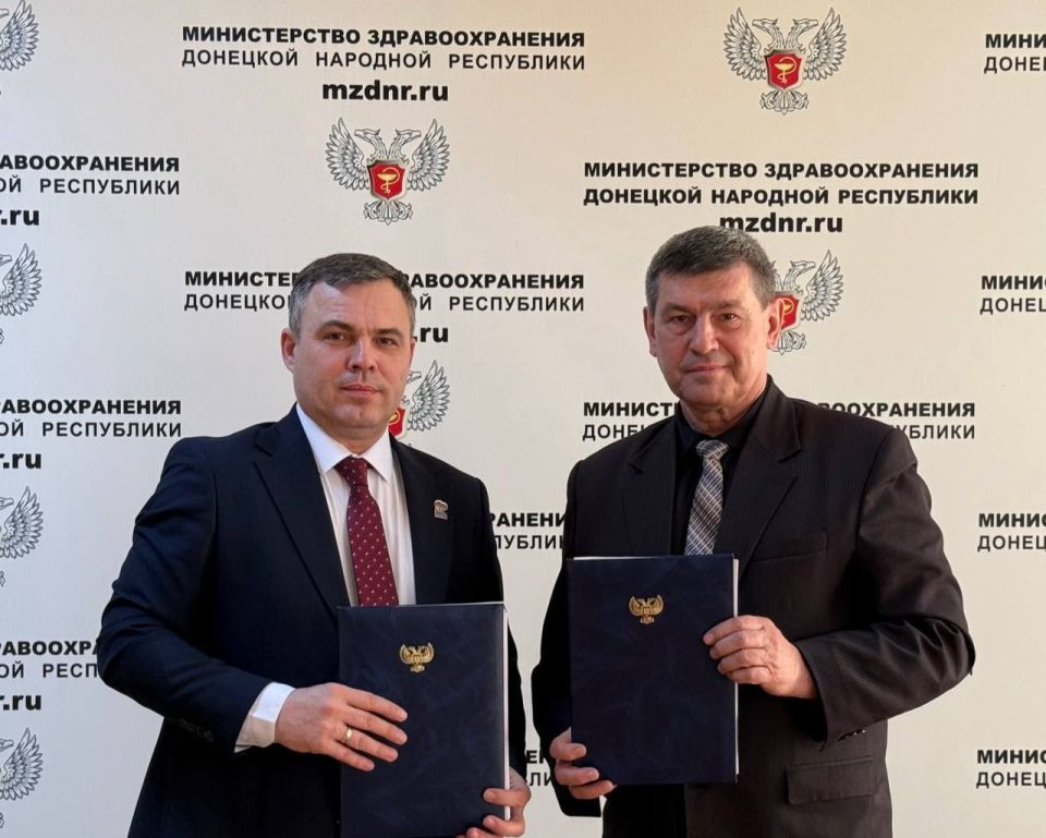 Подписал Отраслевое соглашение с Донецкой республиканской организацией Профсоюза работников здравоохранения РФ Подписал Отраслевое соглашение с Донецкой республиканской организацией Профсоюза работников здравоохранения РФ