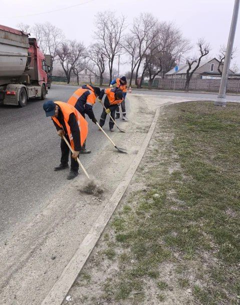 В Мариуполе дорожники продолжают уборку автострад В Мариуполе дорожники продолжают уборку автострад
