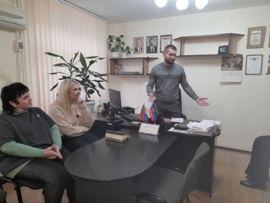 Сегодня депутат Тельмановского муниципального совета Дмитрий Липчанский провел встречу с коллективом ГКУ «Тельмановский районный центр занятости»