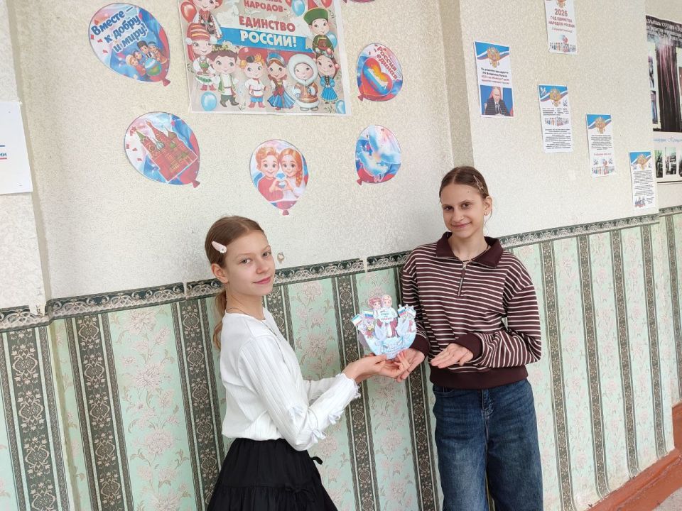 Из Крыма с любовью. В рамках Всероссийской акции "Из Крыма и Севастополя с любовью" активисты первичной ячейки "Движения Первых" ГБОУ "СШ №12 им. М.Толстых г.о.Иловайск" под руководством советника по воспитательной работе... Из Крыма с любовью. В рамках Всероссийской акции "Из Крыма и Севастополя с любовью" активисты первичной ячейки "Движения Первых" ГБОУ "СШ №12 им. М.Толстых г.о.Иловайск" под руководством советника по воспитательной работе...