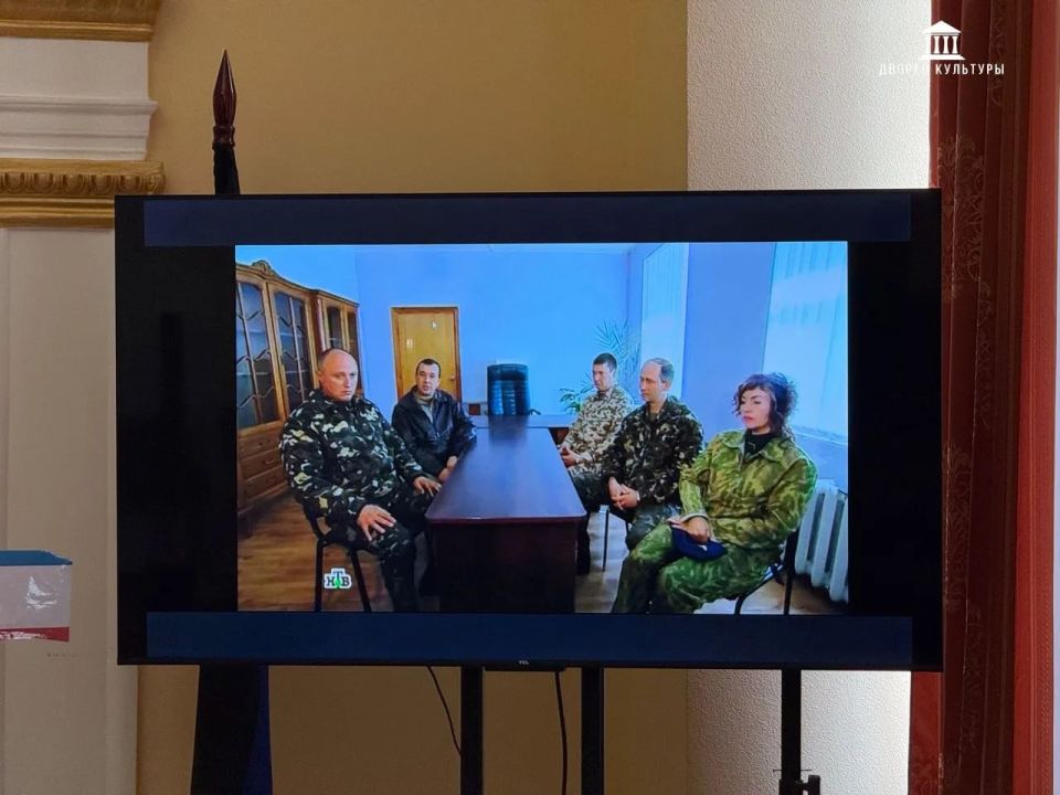 18 марта в Харцызском городском Дворце культуры состоялось тематическое мероприятие, приуроченное к годовщине воссоединения Крыма с Россией 18 марта в Харцызском городском Дворце культуры состоялось тематическое мероприятие, приуроченное к годовщине воссоединения Крыма с Россией
