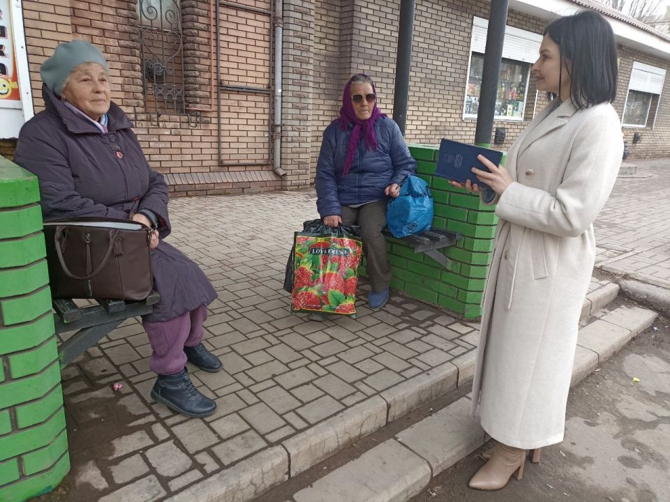 Игорь Мартынов: Встречи с населением. 18 марта заместитель главы администрации муниципального образования городского округа Енакиево Ольга Дедух провела выездную встречу с населением по адресу: г. Енакиево, ул. Щербакова, д.... Игорь Мартынов: Встречи с населением. 18 марта заместитель главы администрации муниципального образования городского округа Енакиево Ольга Дедух провела выездную встречу с населением по адресу: г. Енакиево, ул. Щербакова, д....