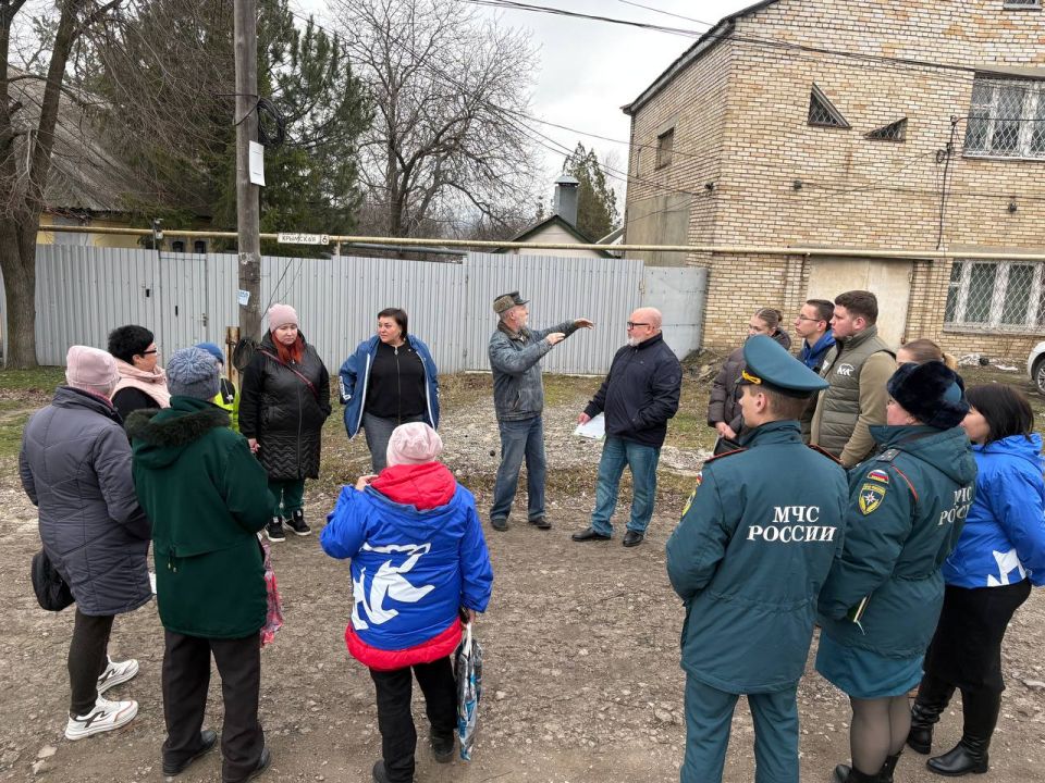Продолжаются сходы с жителями Ленинского района города Донецка Продолжаются сходы с жителями Ленинского района города Донецка