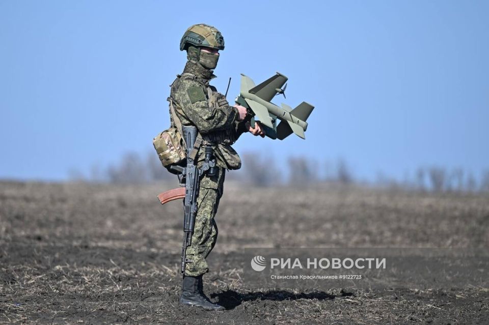 Кадры боевой работы расчёта ЗРК 9K317M «Бук-M3» группировки войск «Центр» на Добропольском направлении Кадры боевой работы расчёта ЗРК 9K317M «Бук-M3» группировки войск «Центр» на Добропольском направлении