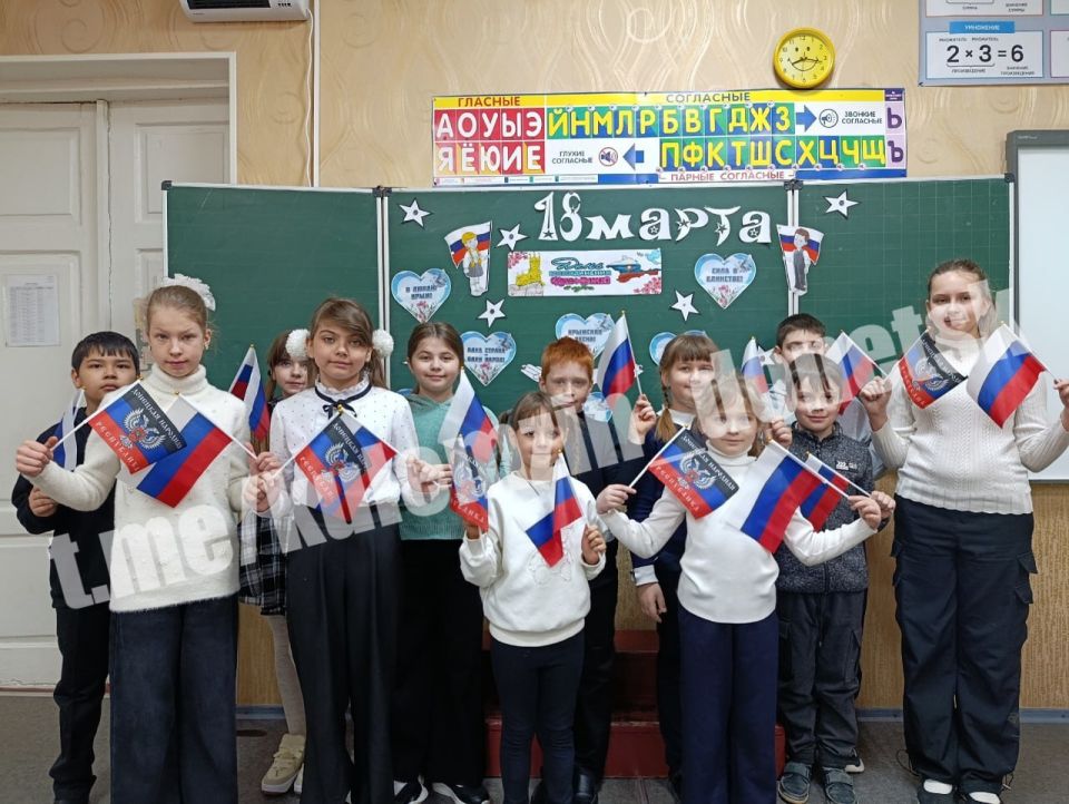 Сегодня в образовательных учреждениях Донецка состоялись тематические воспитательные мероприятия, посвященные Дню воссоединения Крыма с Россией Сегодня в образовательных учреждениях Донецка состоялись тематические воспитательные мероприятия, посвященные Дню воссоединения Крыма с Россией