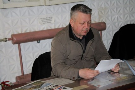 Сегодня в ПВР г. Енакиево заместитель главы Администрации округа Александр Грибанов провел встречу с эвакуированными гражданами Краснолиманщины