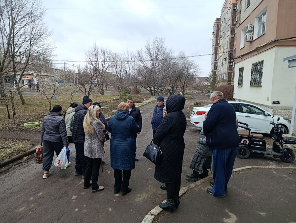 По поручению Главы ДНР Дениса Пушилина под эгидой Единой России проводятся встречи с населением для выявления проблемных вопросов на подведомственной территории По поручению Главы ДНР Дениса Пушилина под эгидой Единой России проводятся встречи с населением для выявления проблемных вопросов на подведомственной территории