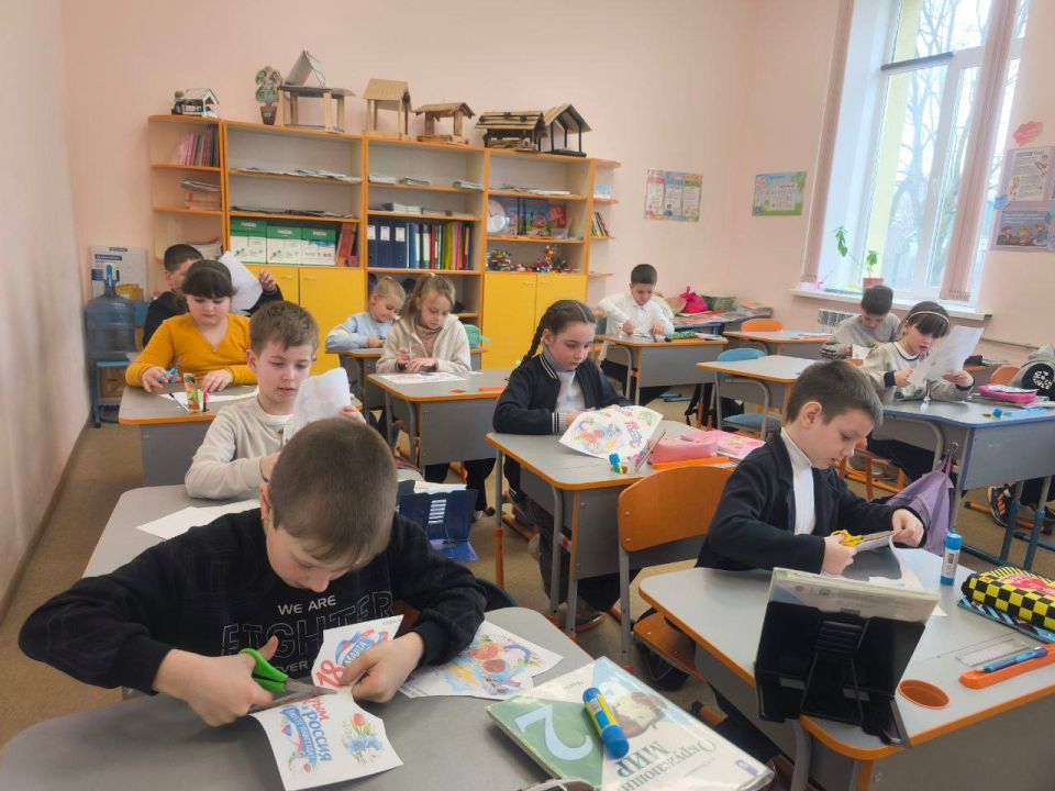 В Мангуше прошла акция, приуроченная к 12-й годовщине воссоединения Крыма с Российской Федерацией В Мангуше прошла акция, приуроченная к 12-й годовщине воссоединения Крыма с Российской Федерацией