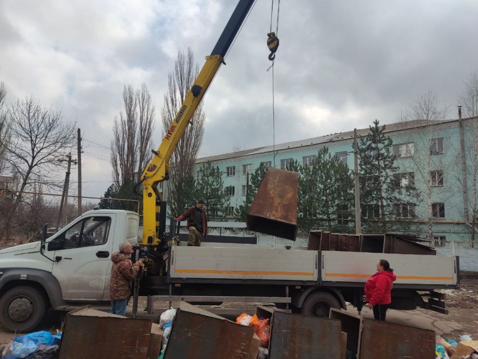 В Ждановке продолжились работы по вывозу старых мусорных баков и благоустройству территорий В Ждановке продолжились работы по вывозу старых мусорных баков и благоустройству территорий