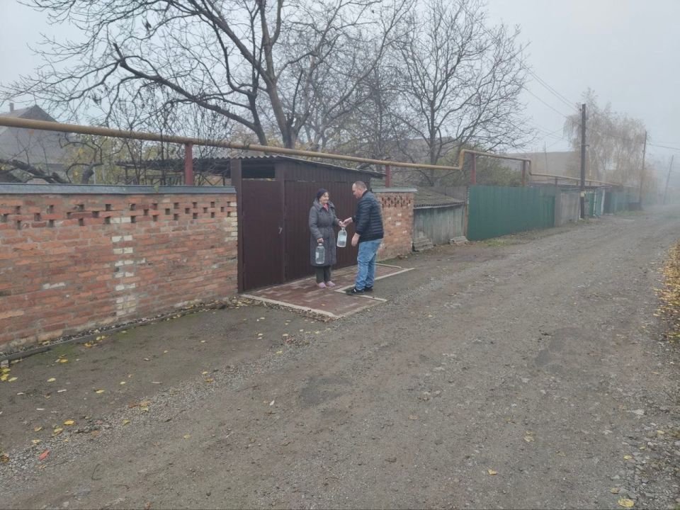 Роман Конев: 18 марта 2026 года депутаты Горловского городского совета от «Единой России» — София Потапова, Светлана Кочетова, Александр Бобровский, Алексей Костин, Инесса Матвейчук, Николай Гальченко — посетили места... Роман Конев: 18 марта 2026 года депутаты Горловского городского совета от «Единой России» — София Потапова, Светлана Кочетова, Александр Бобровский, Алексей Костин, Инесса Матвейчук, Николай Гальченко — посетили места...