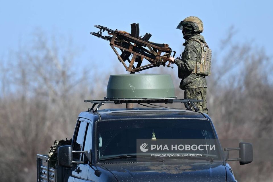 Кадры боевой работы расчёта ЗРК 9K317M «Бук-M3» группировки войск «Центр» на Добропольском направлении Кадры боевой работы расчёта ЗРК 9K317M «Бук-M3» группировки войск «Центр» на Добропольском направлении