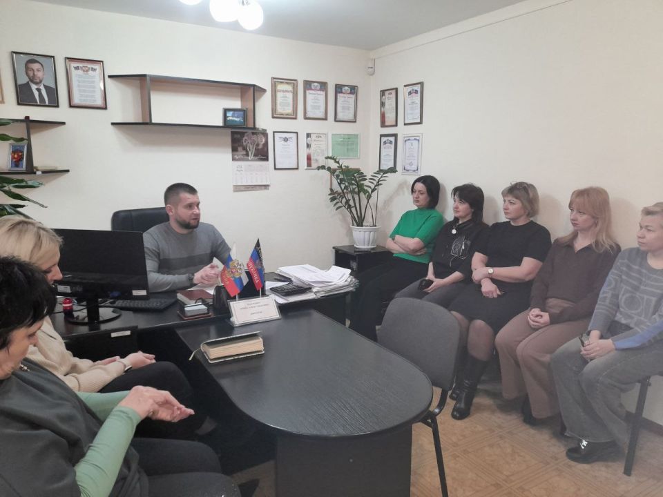 Сегодня депутат Тельмановского муниципального совета Дмитрий Липчанский провел встречу с коллективом ГКУ «Тельмановский районный центр занятости» Сегодня депутат Тельмановского муниципального совета Дмитрий Липчанский провел встречу с коллективом ГКУ «Тельмановский районный центр занятости»