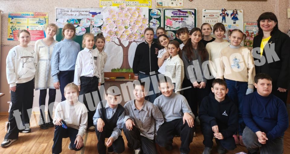 Сегодня в образовательных учреждениях Донецка состоялись тематические воспитательные мероприятия, посвященные Дню воссоединения Крыма с Россией Сегодня в образовательных учреждениях Донецка состоялись тематические воспитательные мероприятия, посвященные Дню воссоединения Крыма с Россией