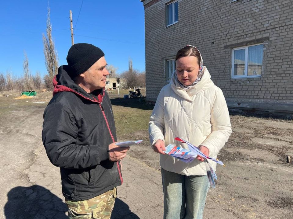 В честь двенадцатой годовщины возвращения Крыма в состав России активисты Женского движения партии "Единая Россия", работники Малоорловской сельской библиотеки-филиала ЦБС г. Шахтерска, провели акцию «Крымская весна: 12 лет... В честь двенадцатой годовщины возвращения Крыма в состав России активисты Женского движения партии "Единая Россия", работники Малоорловской сельской библиотеки-филиала ЦБС г. Шахтерска, провели акцию «Крымская весна: 12 лет...
